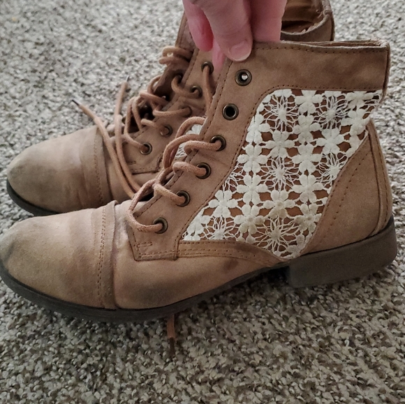 Boots - Picture 4 of 4